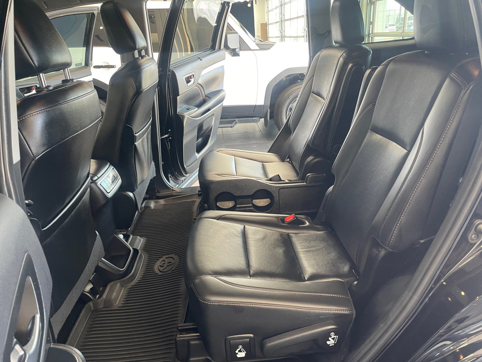 Used 2019 Toyota Highlander XLE FWD image 17