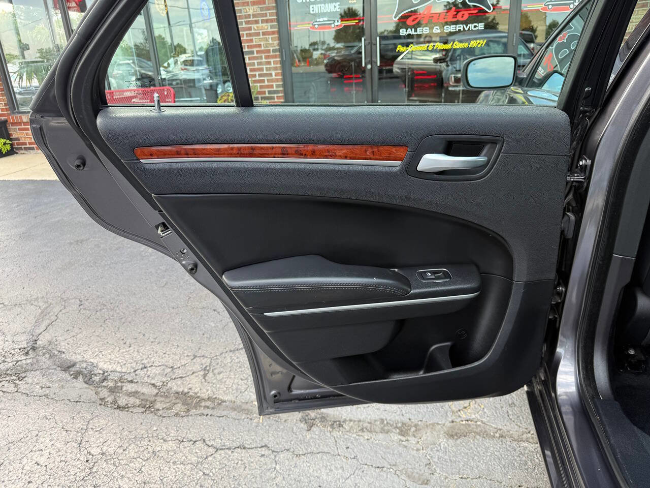 Used 2014 Chrysler 300 w/ Driver Convenience Group image 19