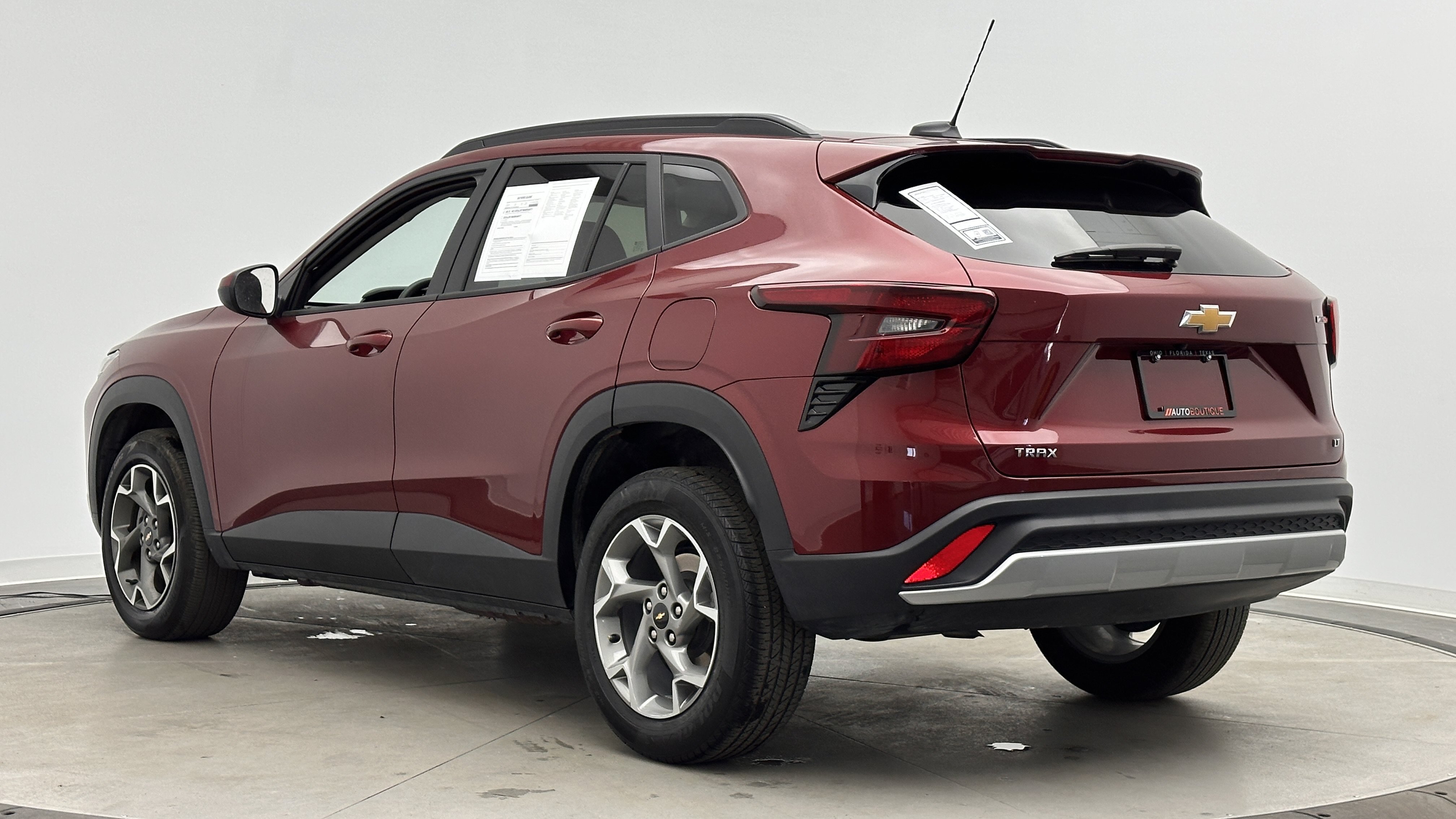 Used 2025 Chevrolet Trax LT FWD image 4