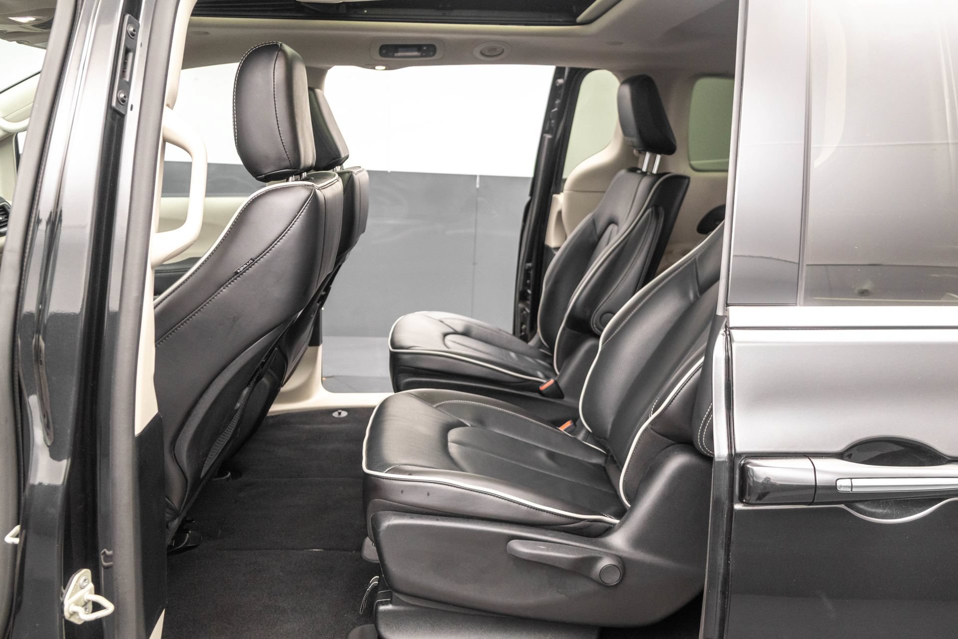 Used 2023 Chrysler Pacifica Limited FWD image 30