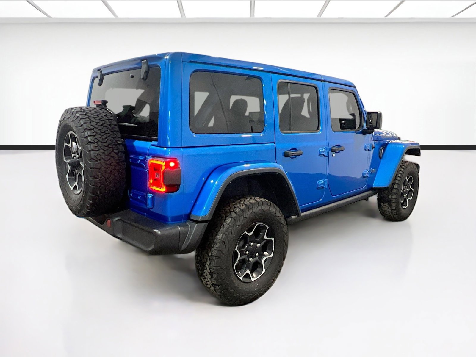 Used 2022 Jeep Wrangler Unlimited Rubicon 4xe w/ Cold Weather Group AWD/4WD image 4