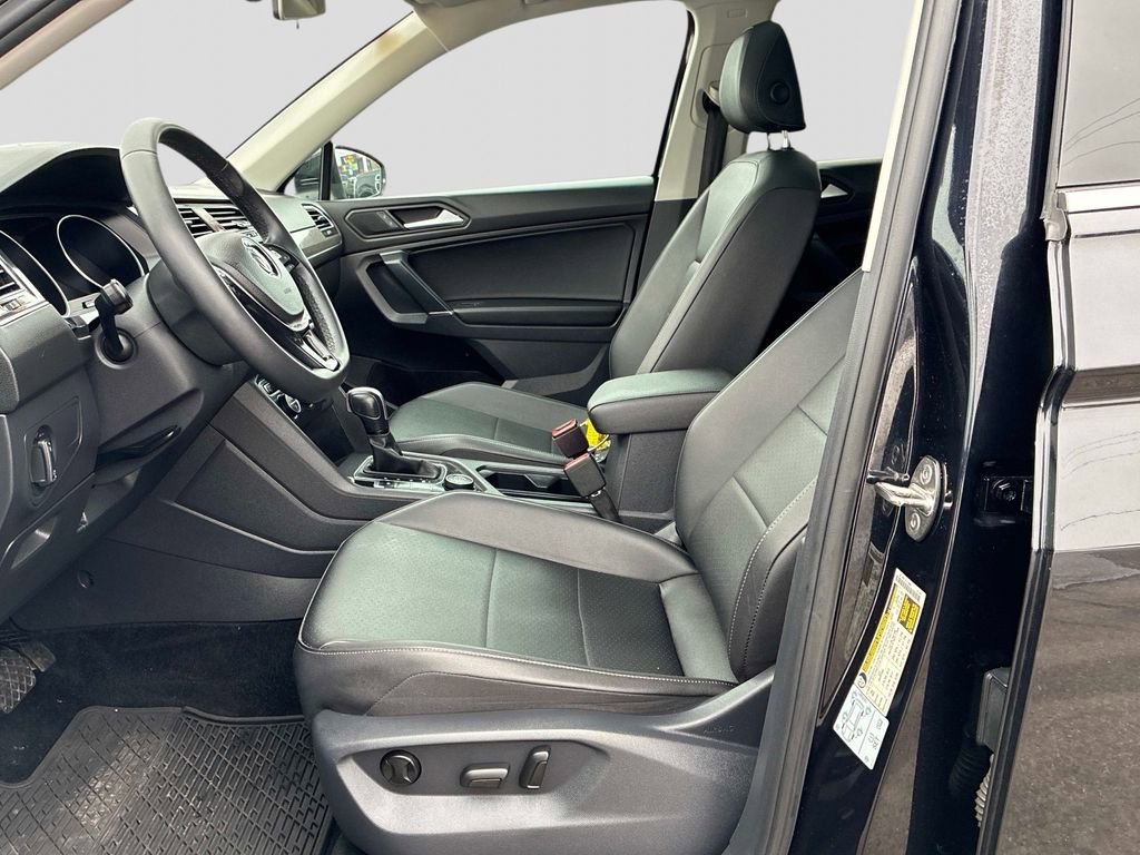 Used 2020 Volkswagen Tiguan SE w/ Panoramic Sunroof Package image 20