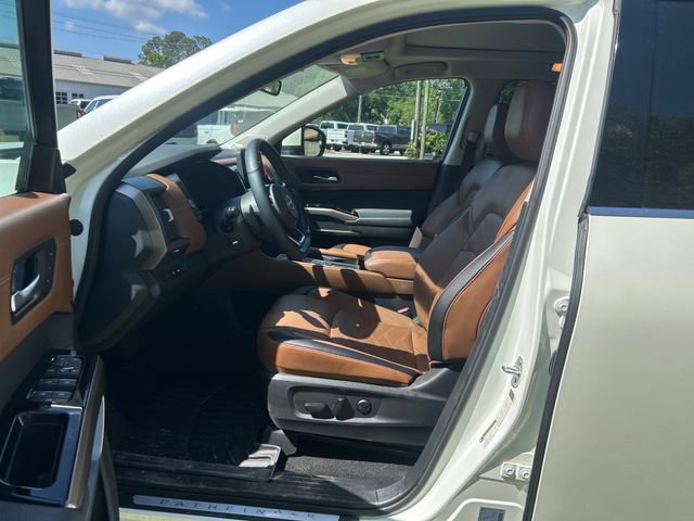 Used 2024 Nissan Pathfinder Platinum FWD image 9
