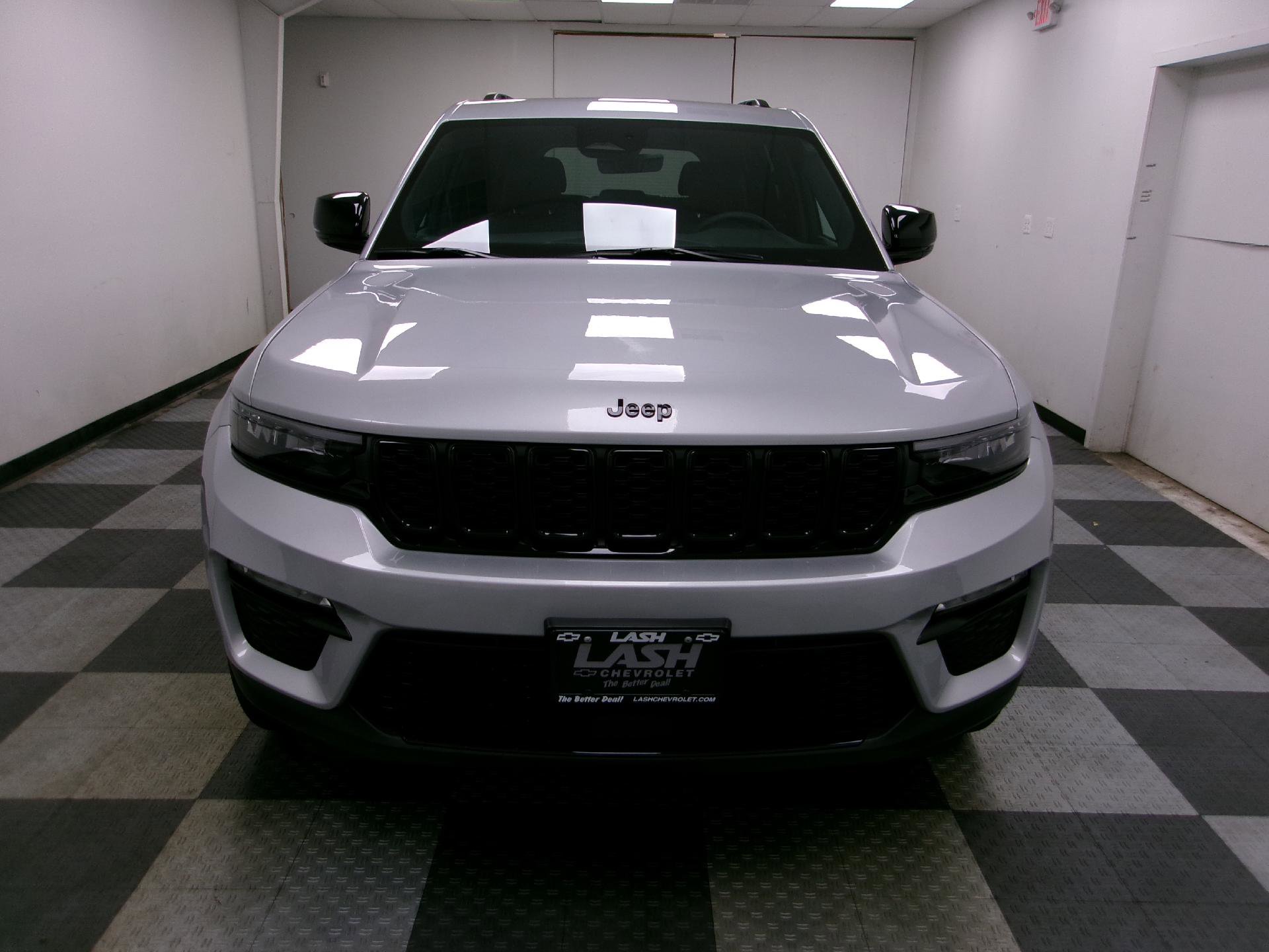 Used 2025 Jeep Grand Cherokee Limited w/ Black Appearance Package AWD/4WD image 16