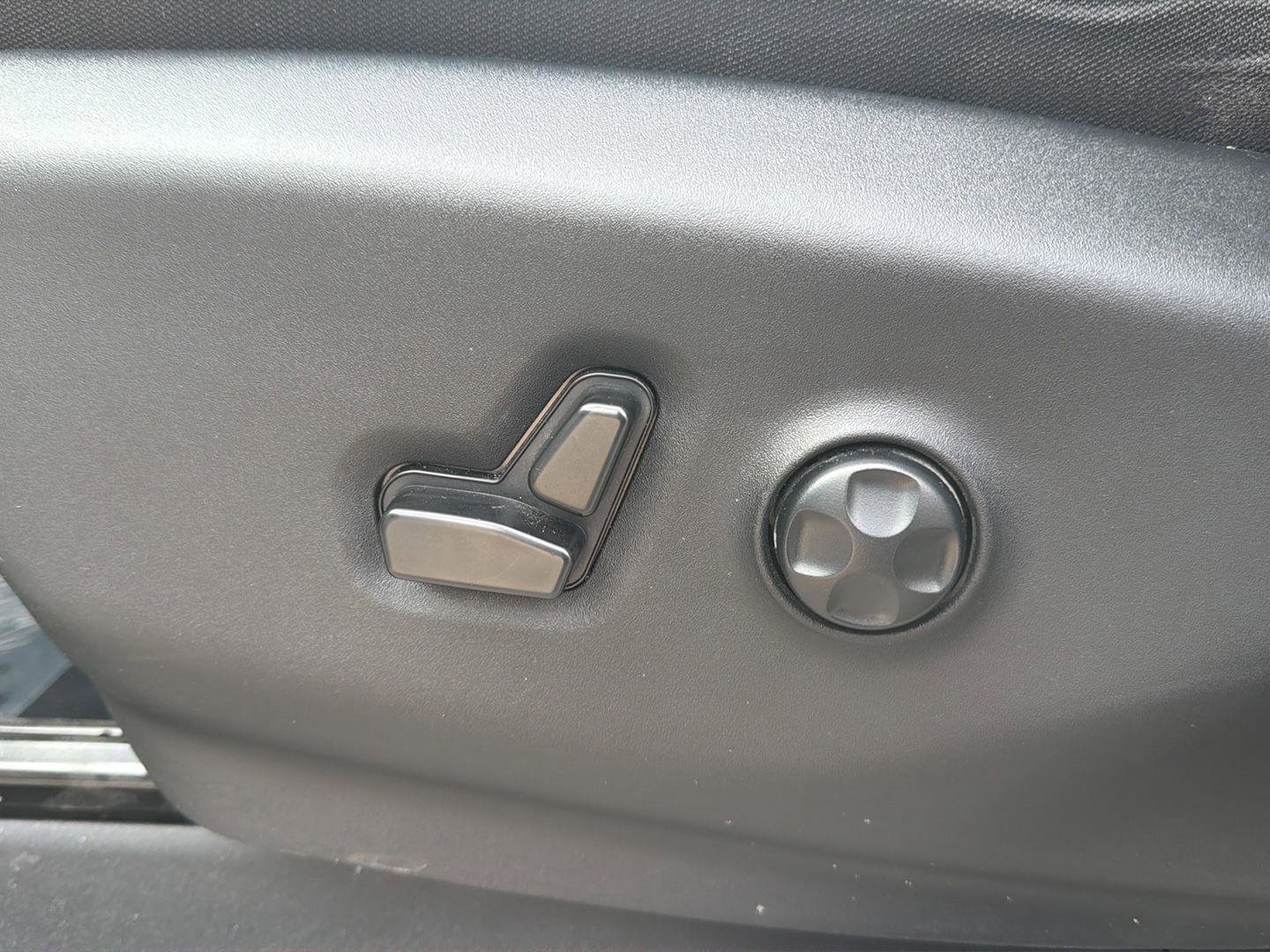 Used 2024 Chrysler Voyager LX FWD image 17