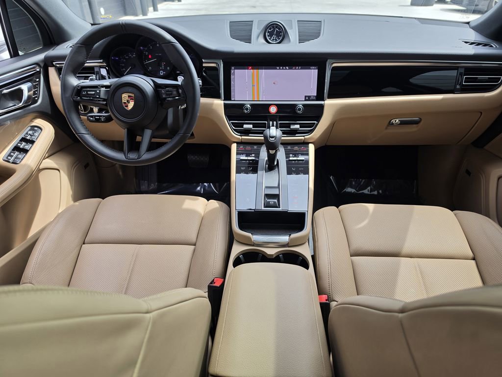 Certified 2025 Porsche Macan image 11