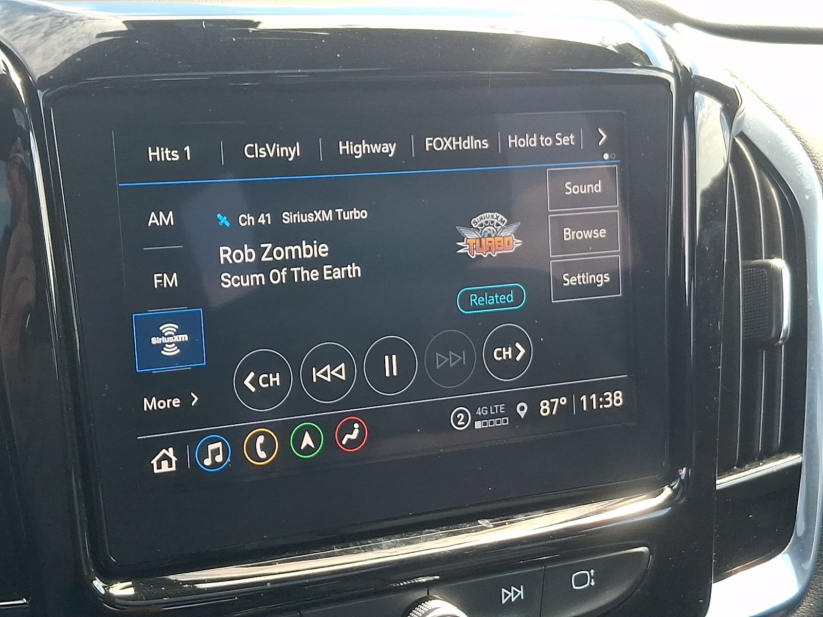 Used 2023 Chevrolet Traverse RS AWD/4WD image 19