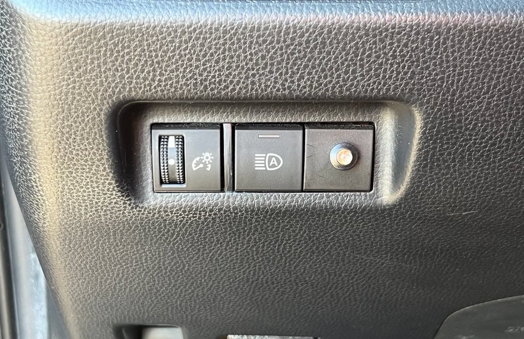 Used 2019 Toyota RAV4 LE AWD/4WD image 19