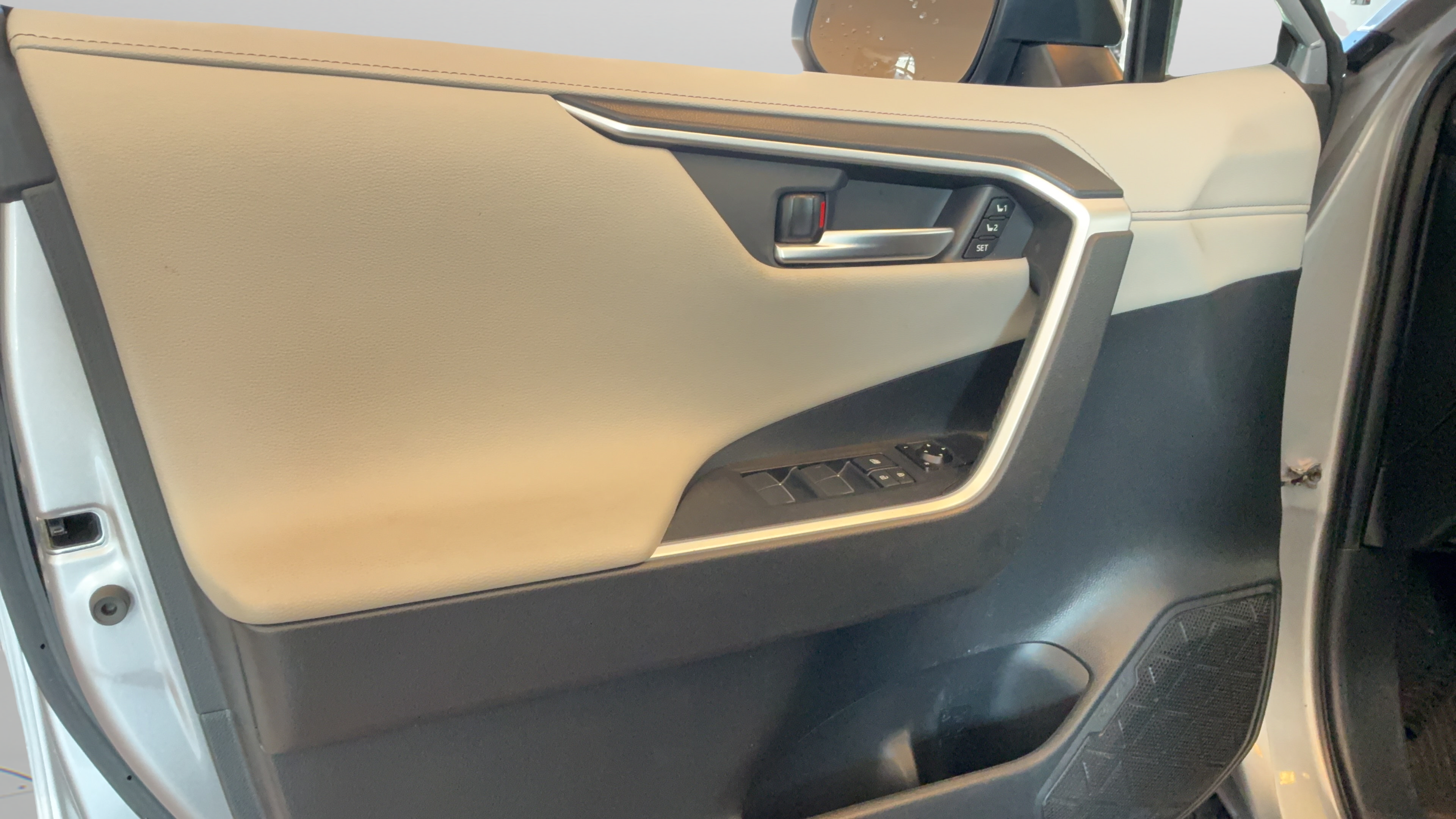 Used 2020 Toyota RAV4 Limited FWD image 29