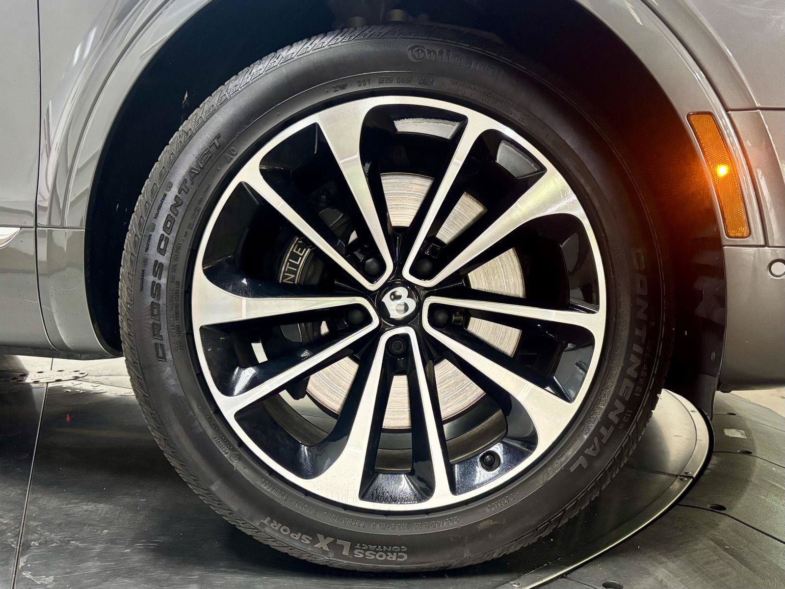Used 2018 Bentley Bentayga AWD/4WD image 11