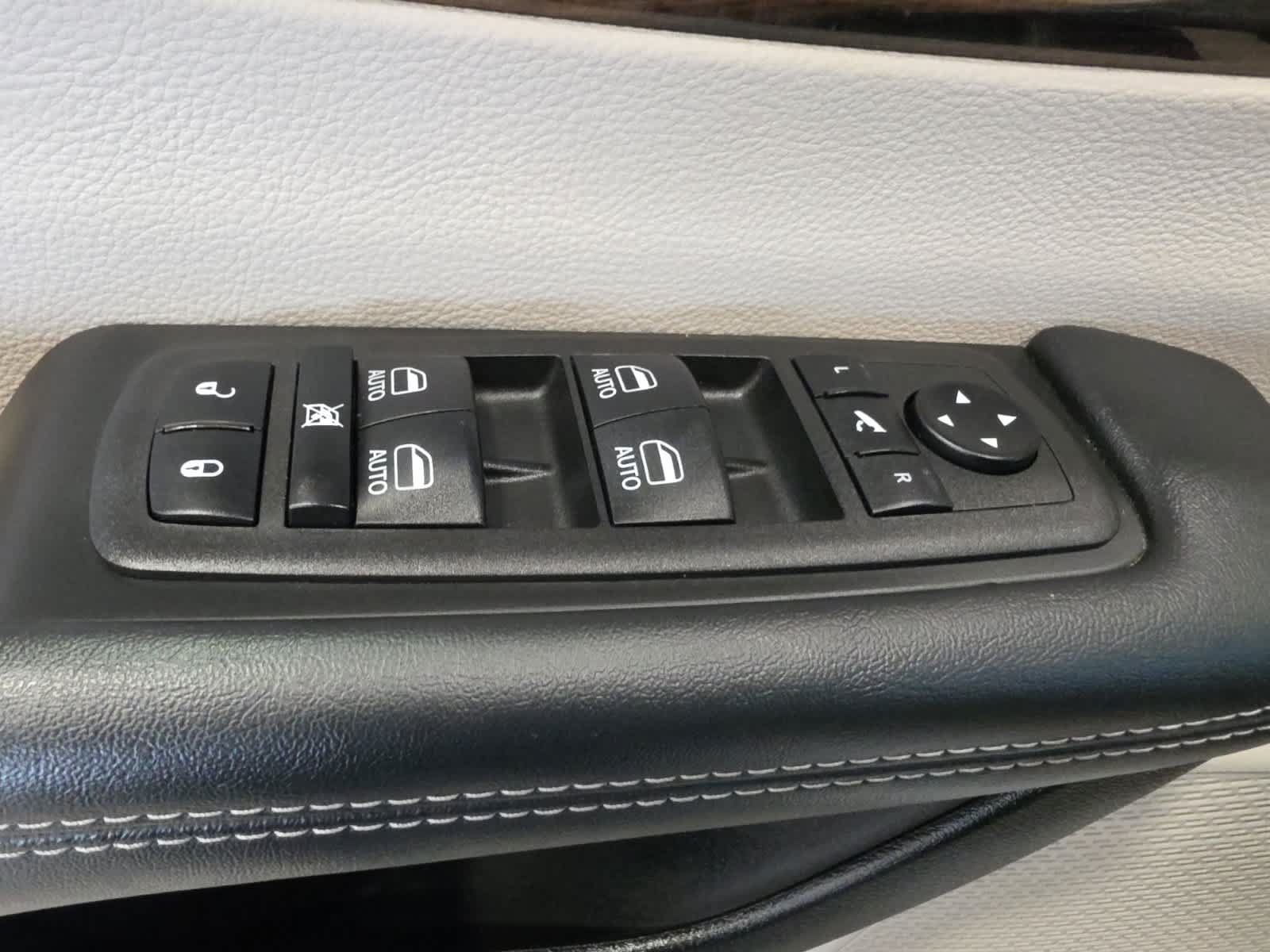 Used 2023 Chrysler Pacifica Limited FWD image 22