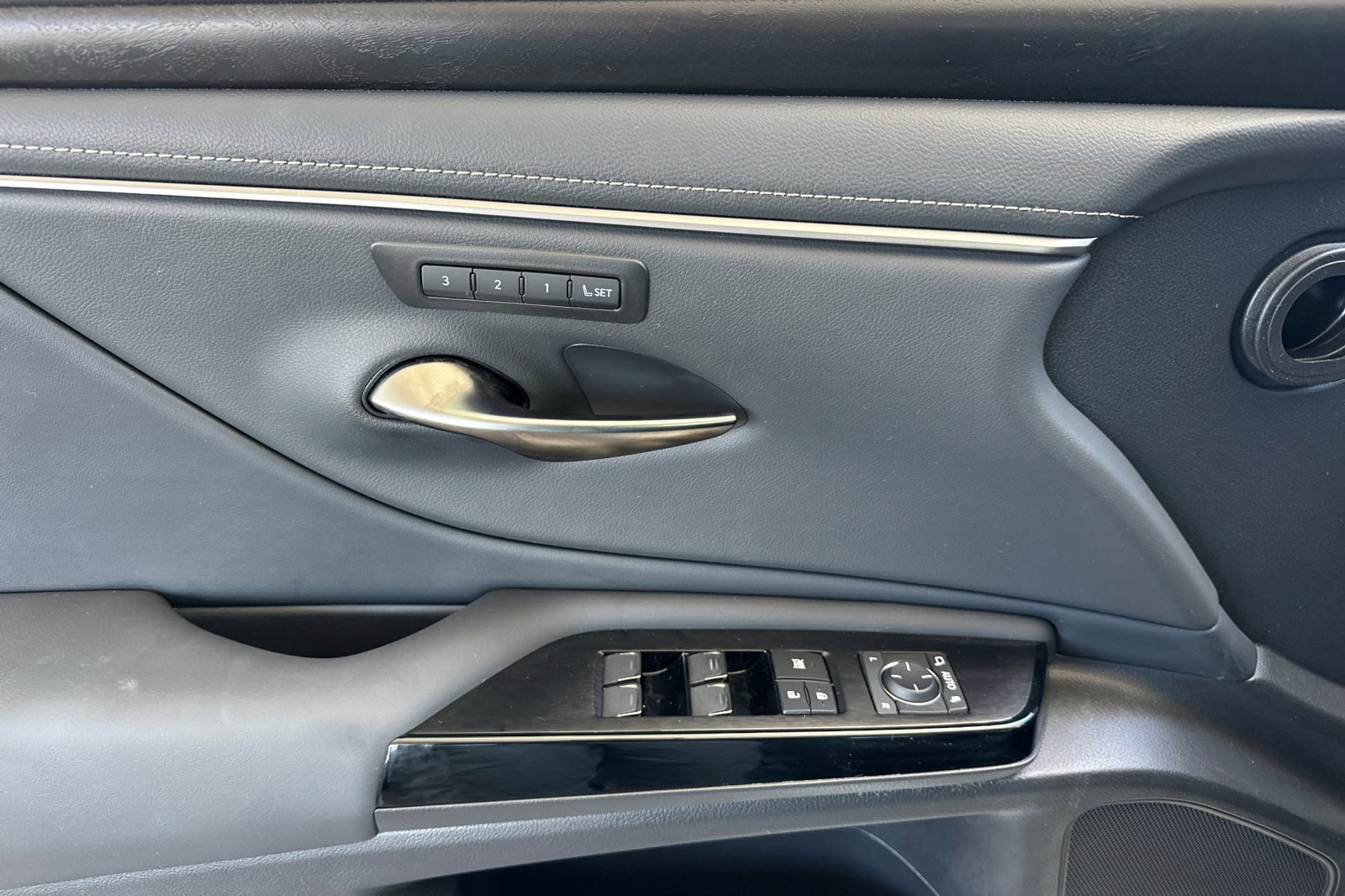 Used 2025 Lexus ES 300h w/ Premium Package FWD image 11