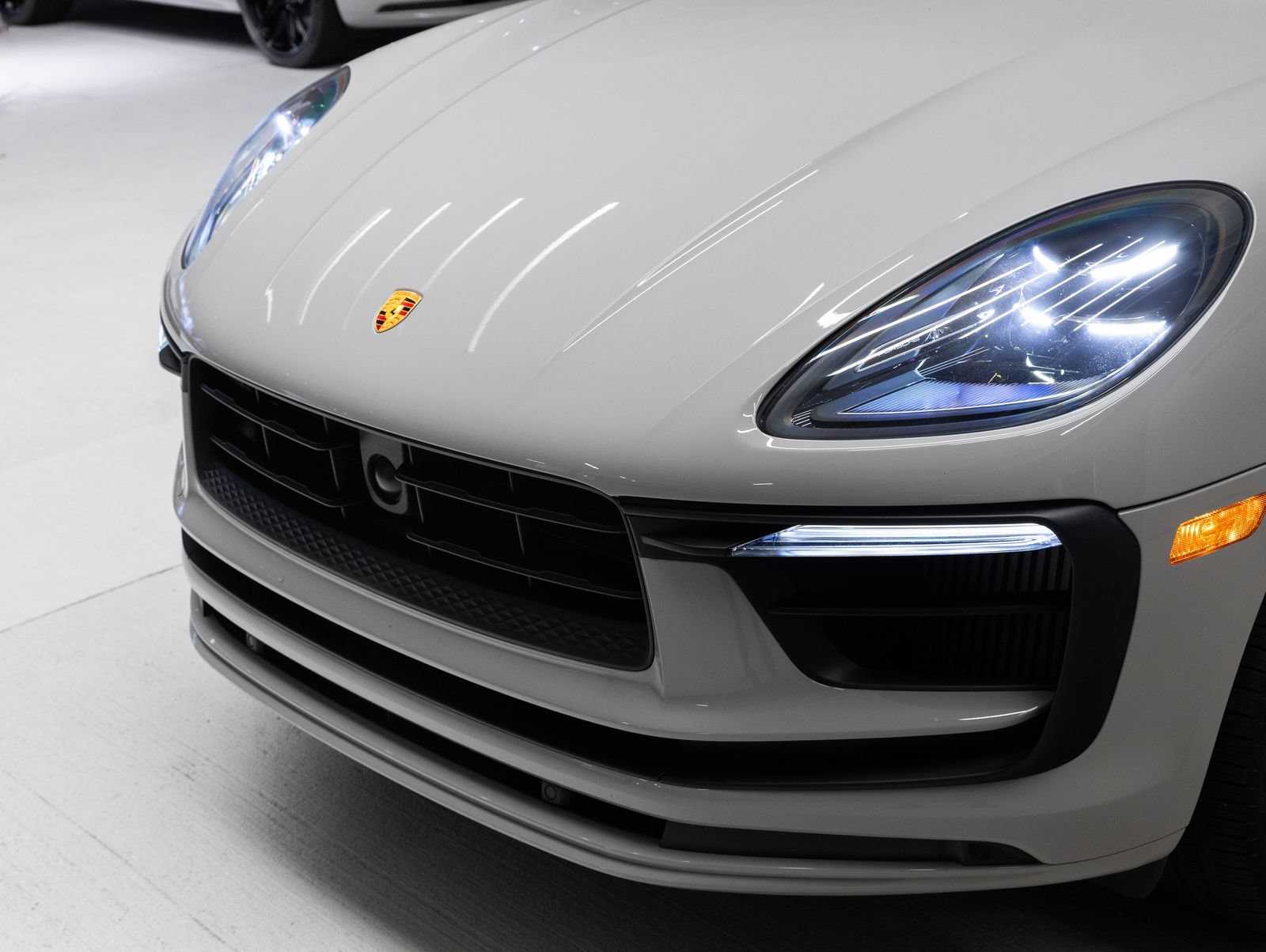 Certified 2023 Porsche Macan S AWD/4WD image 33