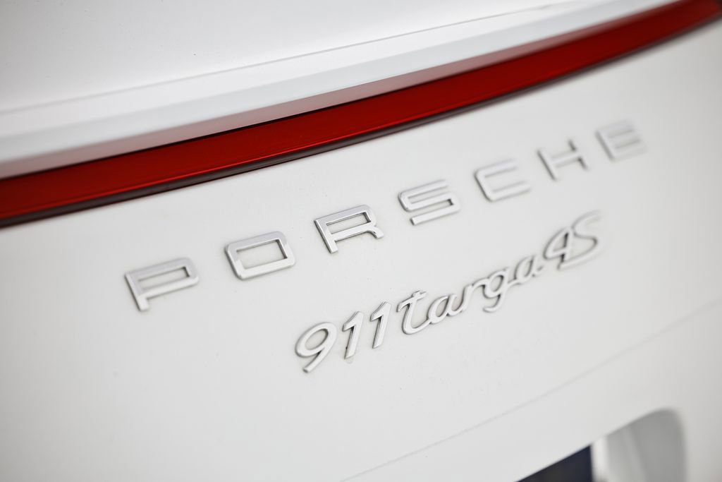 Certified 2018 Porsche 911 Targa 4S w/ Sportdesign Package image 17