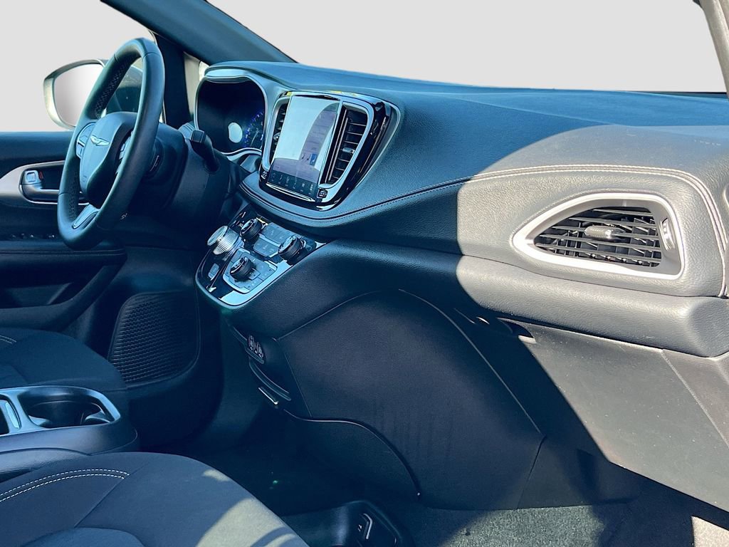 Used 2023 Chrysler Pacifica Touring image 29
