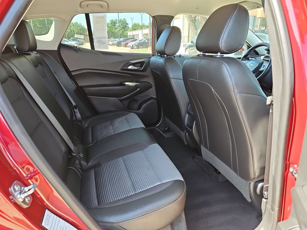 Used 2025 Chevrolet Trax LT w/ LT Convenience Package FWD image 30