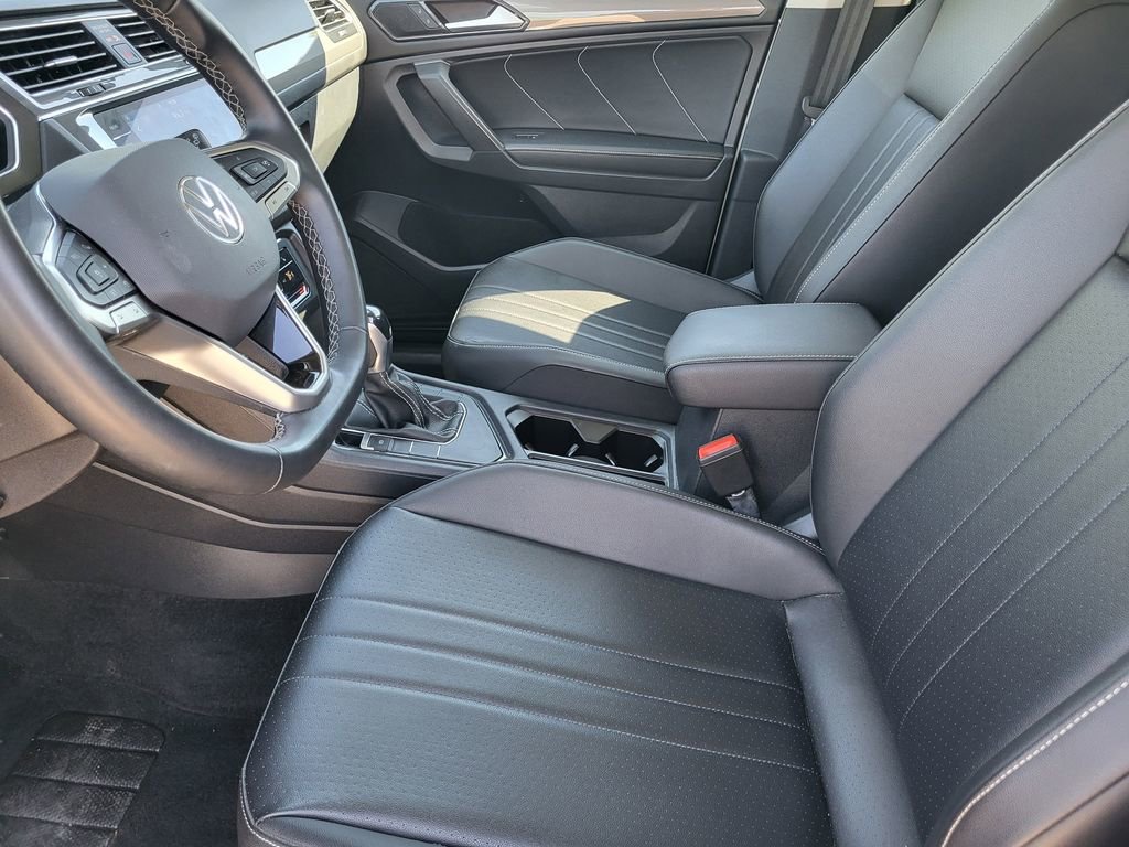 Used 2022 Volkswagen Tiguan SE w/ Panoramic Sunroof Package FWD image 10