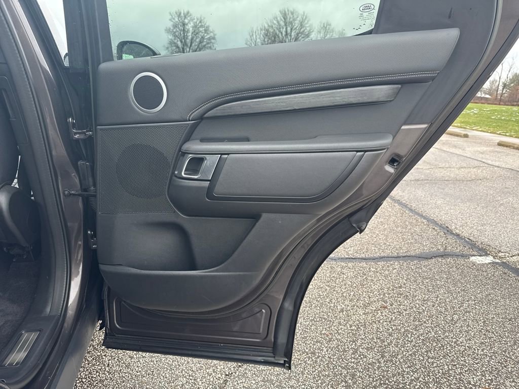 New 2023 Land Rover Discovery S R-Dynamic image 16