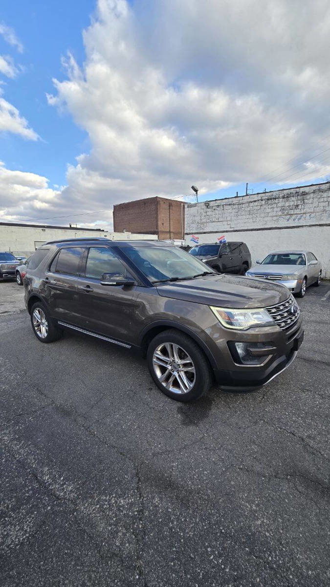 Used 2016 Ford Explorer XLT w/ Equipment Group 202A image 4