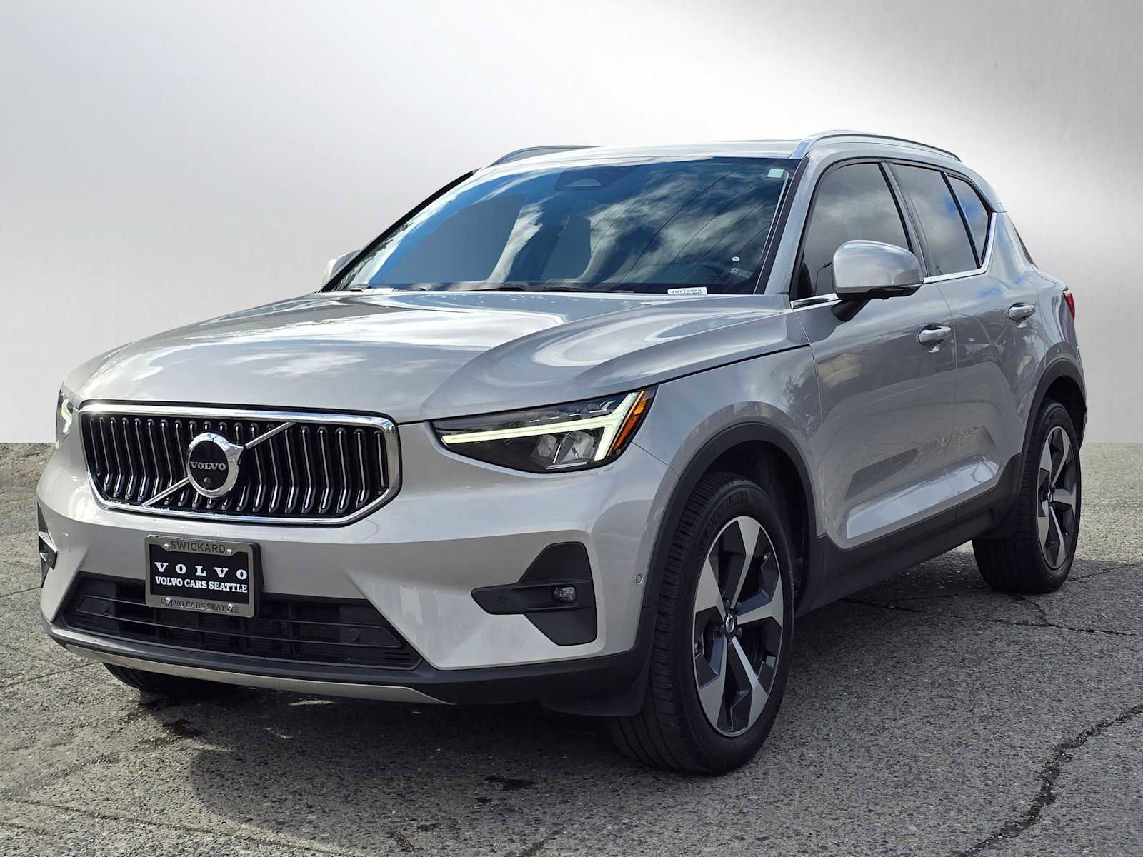 Certified 2023 Volvo XC40 B5 Plus w/ Protection Package Premier image 7