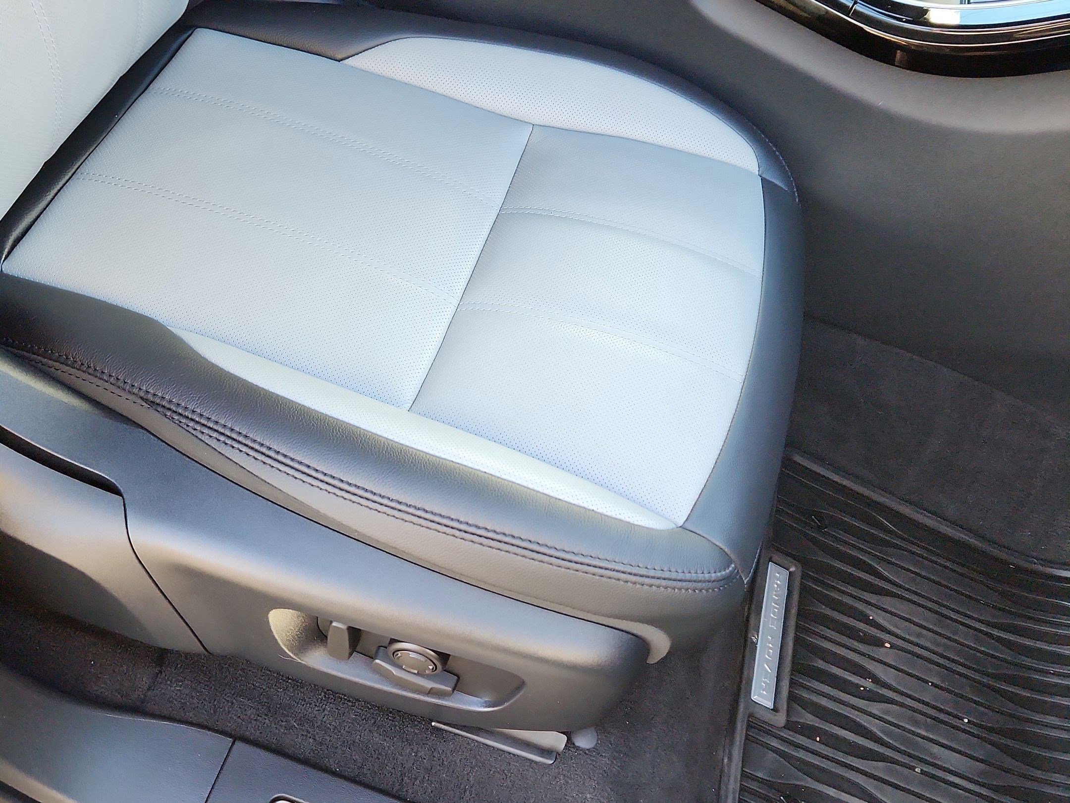 Certified 2026 Land Rover Range Rover Evoque Dynamic SE image 11