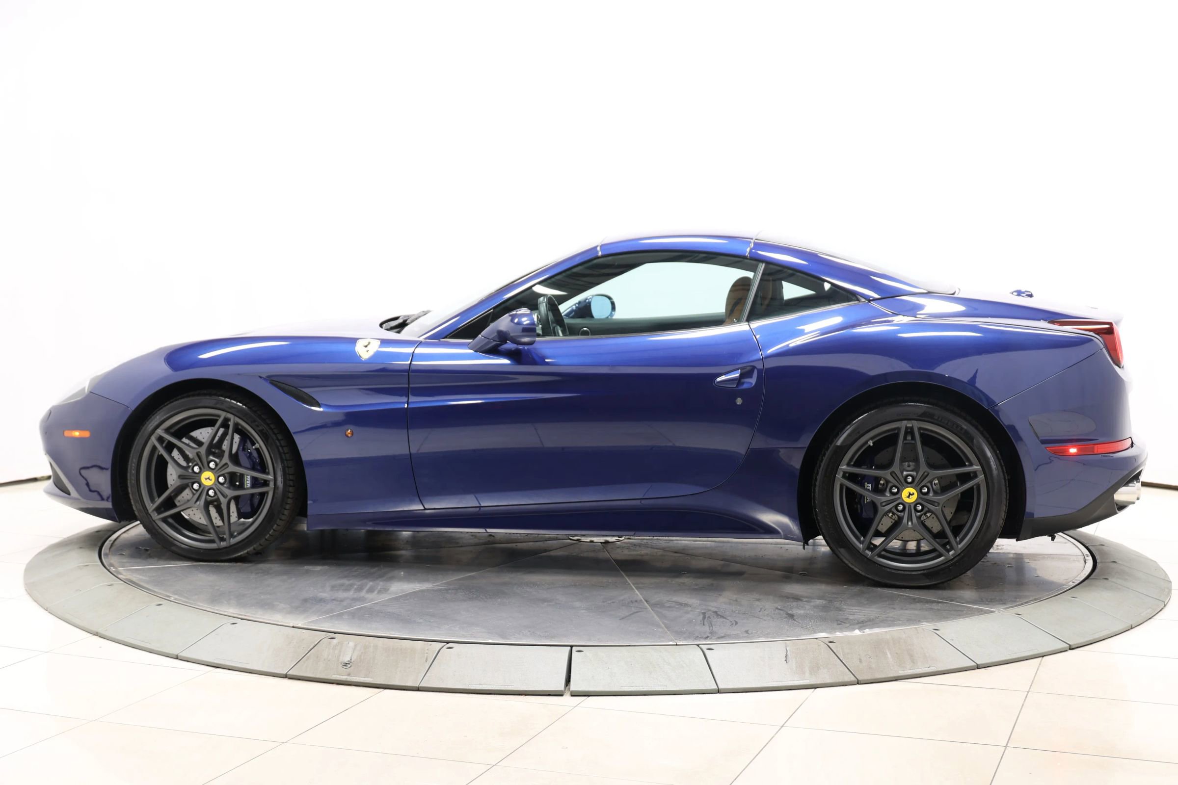 Used 2017 Ferrari California T image 11