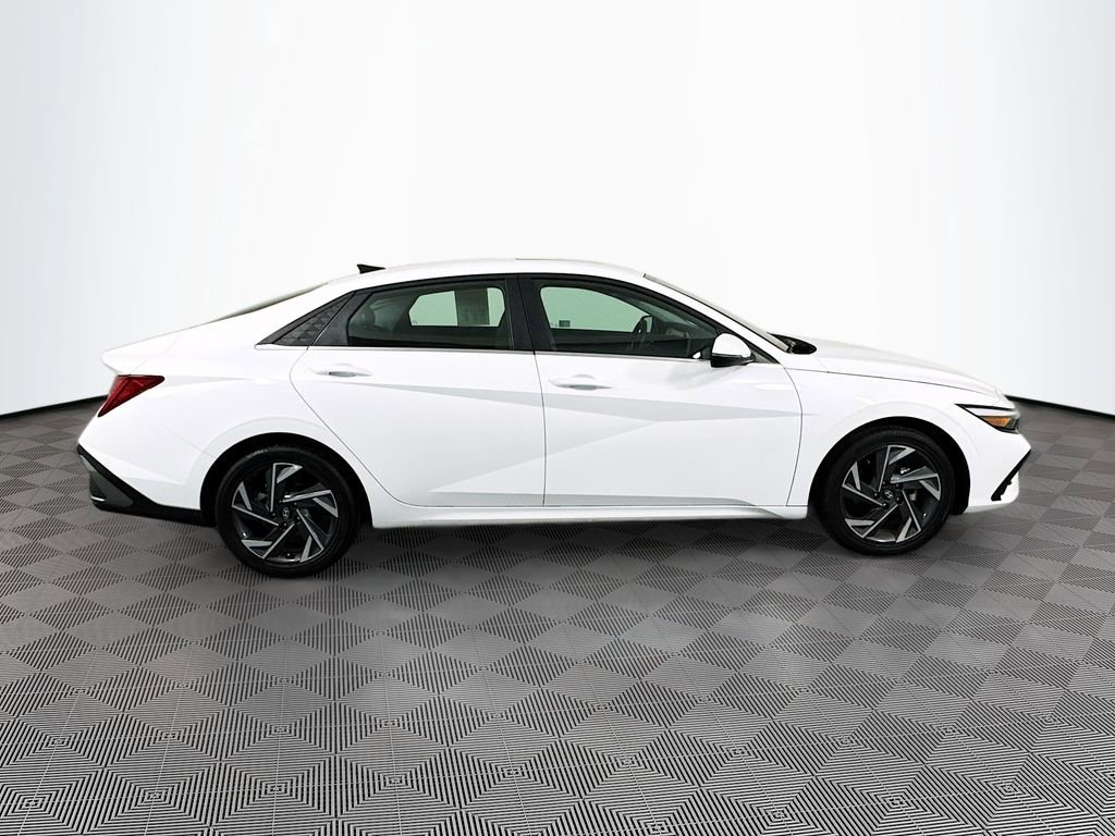 Certified 2025 Hyundai Elantra Limited image 4