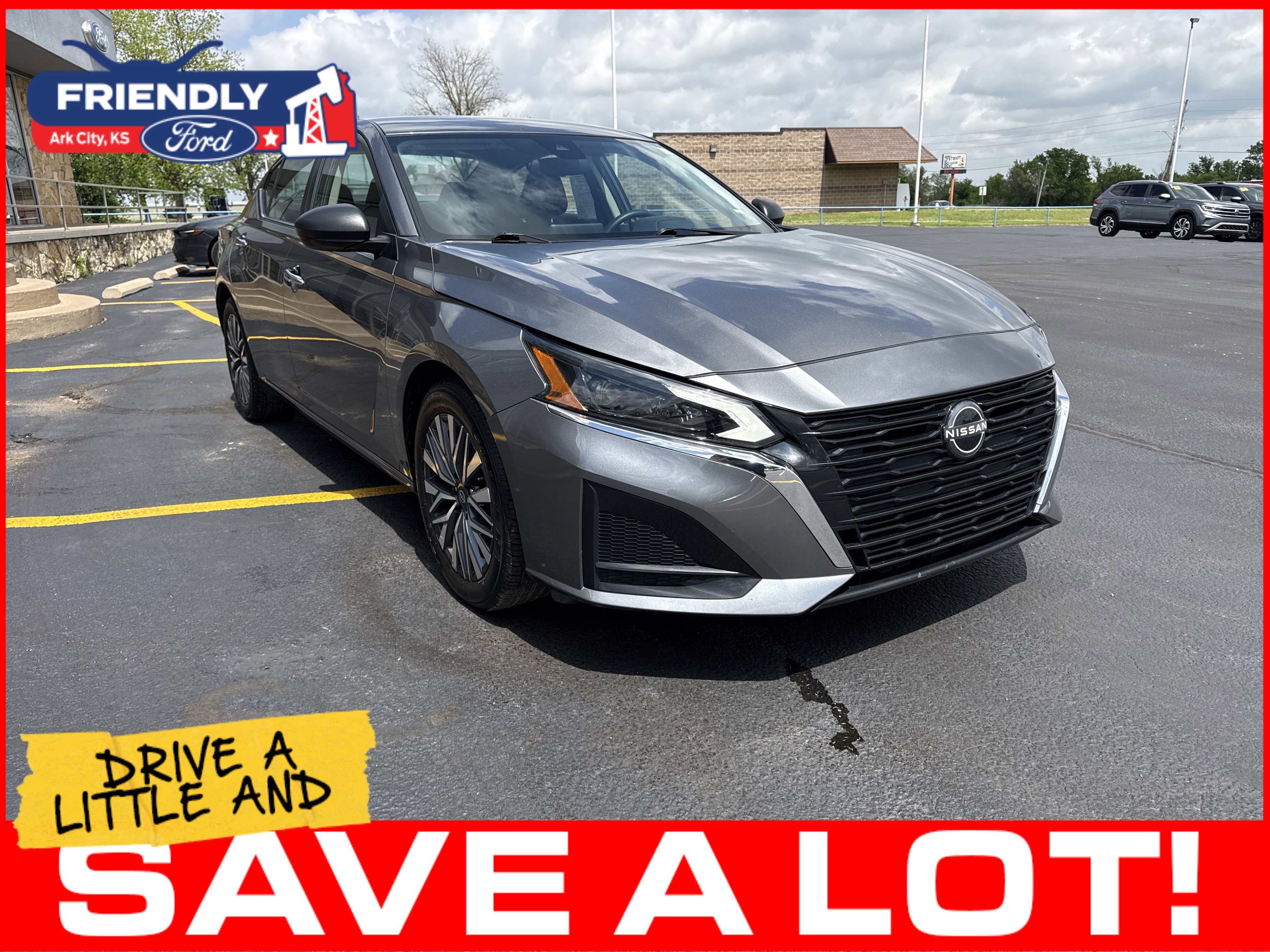 Used 2024 Nissan Altima 2.5 SV FWD image 3