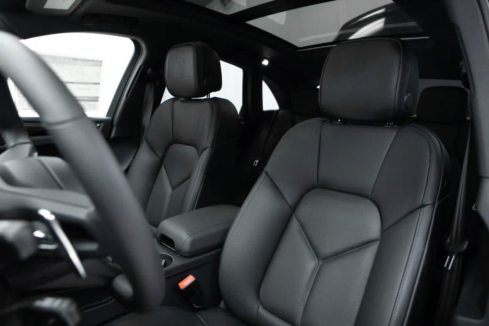 Used 2026 Porsche Macan AWD/4WD image 5