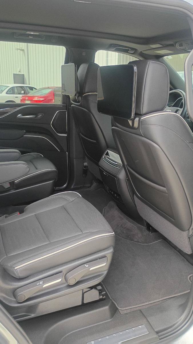 Used 2024 Cadillac Escalade Premium Luxury AWD/4WD image 21