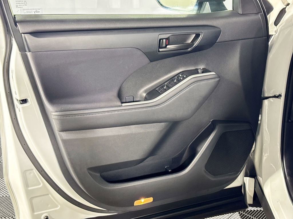 Used 2023 Toyota Highlander L image 10