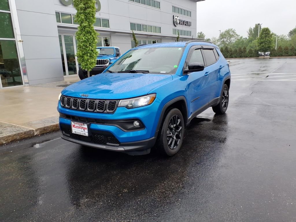 Used 2025 Jeep Compass Latitude w/ Convenience Group AWD/4WD image 2