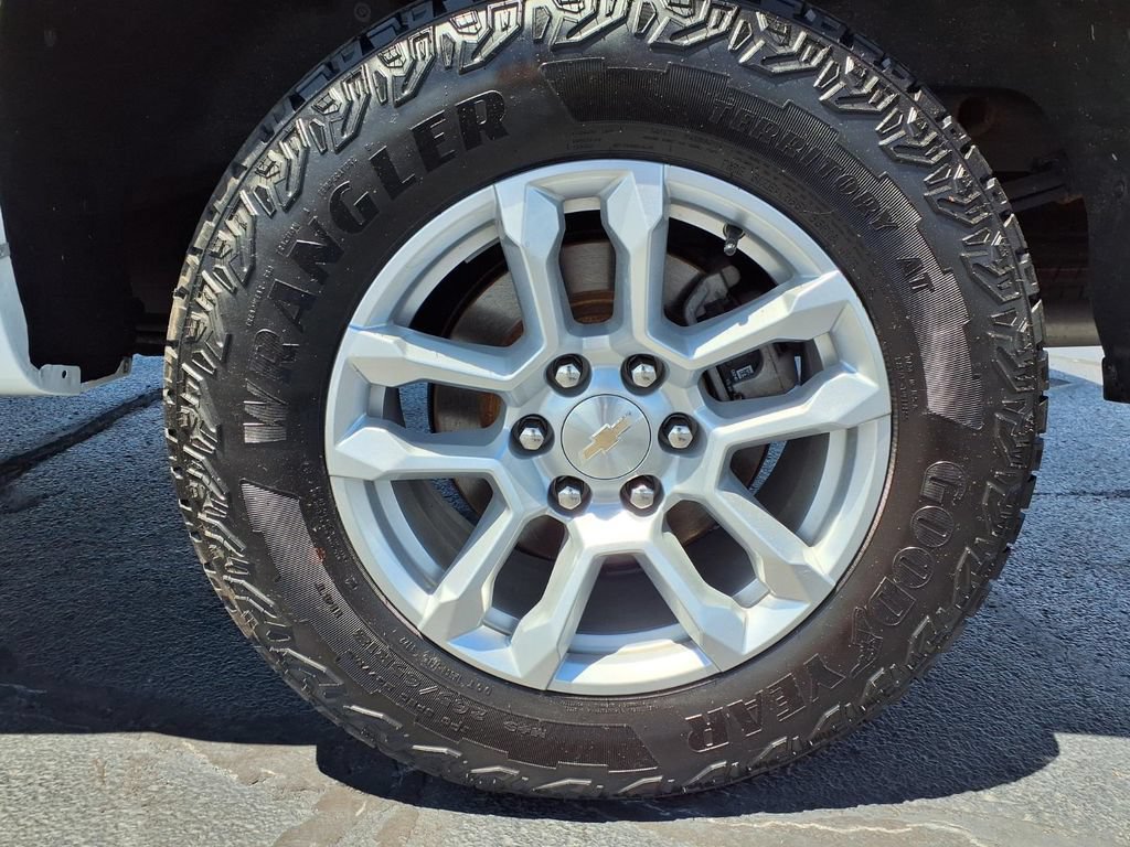 Used 2022 Chevrolet Silverado 1500 LT AWD/4WD image 36