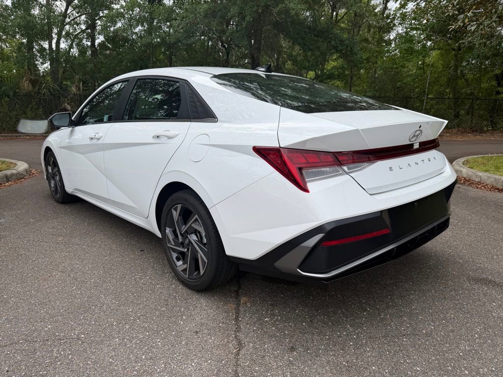 Used 2025 Hyundai Elantra SEL FWD image 4