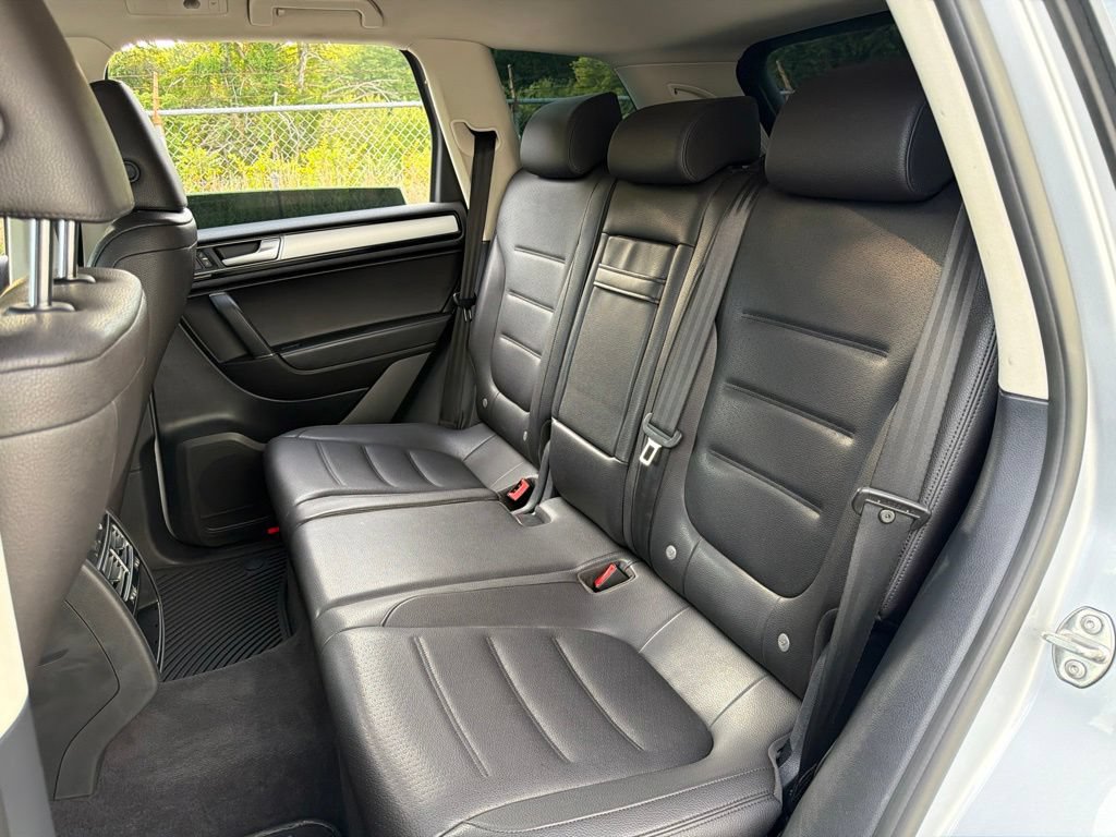 Used 2016 Volkswagen Touareg TDI w/ Technology Pkg AWD/4WD image 22