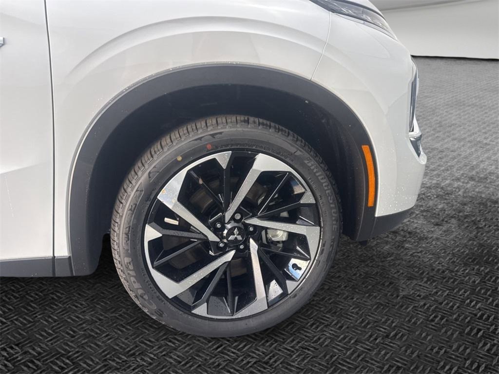 New 2025 Mitsubishi Outlander SE image 10
