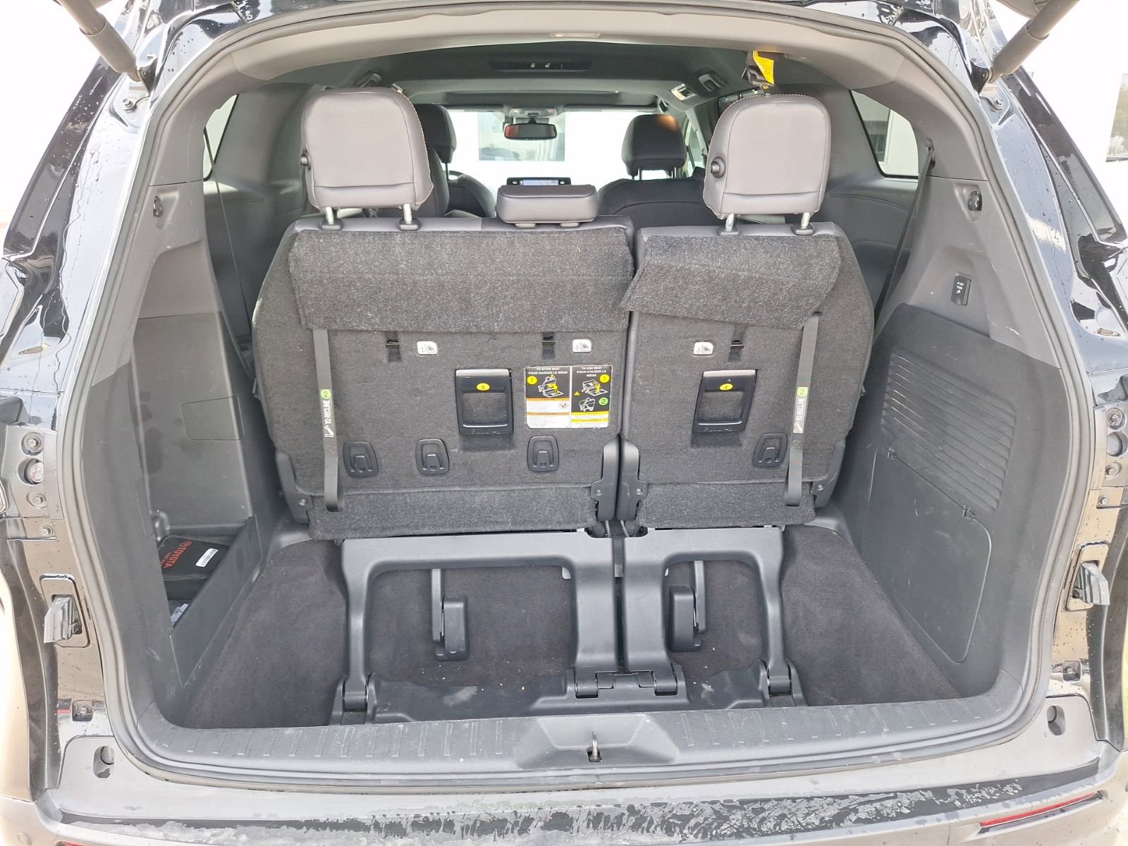 Used 2024 Toyota Sienna XLE Woodland Edition image 36