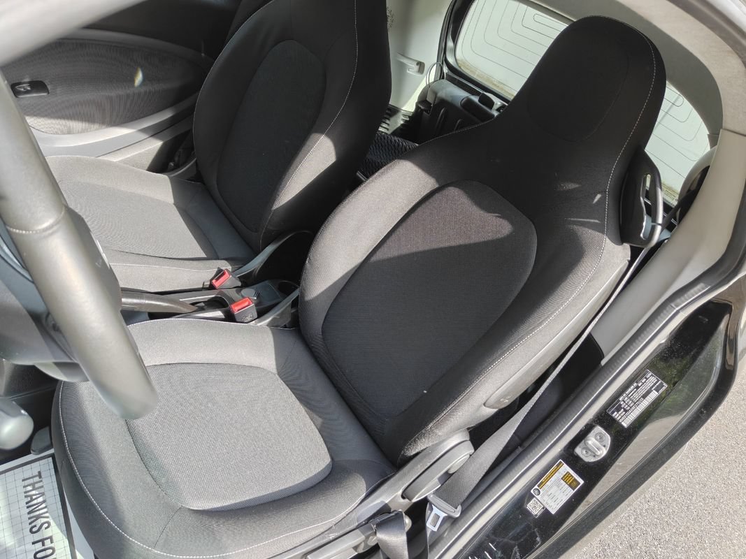 Used 2017 smart fortwo passion RWD image 17