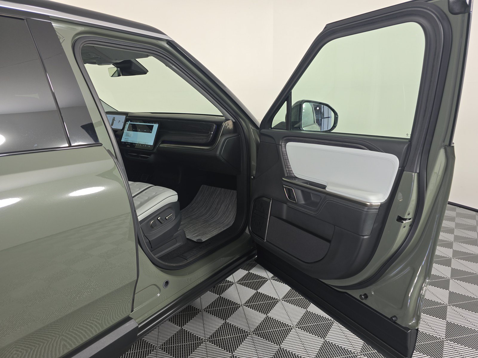 Used 2023 Rivian R1S Launch Edition AWD/4WD image 18