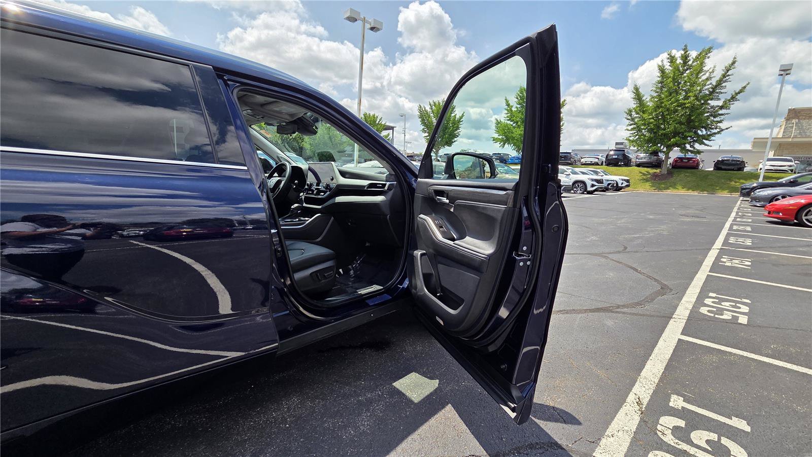 Used 2023 Toyota Highlander Platinum AWD/4WD image 32
