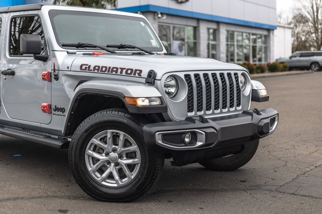 Used 2023 Jeep Gladiator Sport image 3