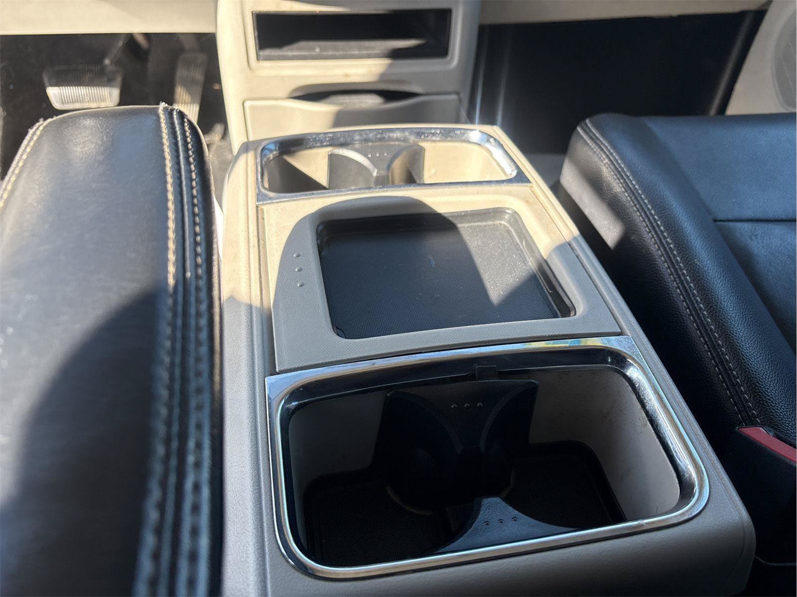 Used 2015 Chrysler Town & Country Touring FWD image 23