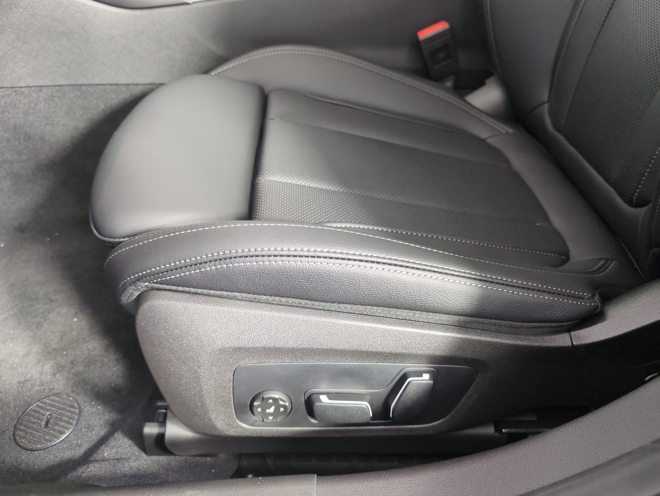 Used 2025 BMW 330i Sedan w/ Convenience Package image 11