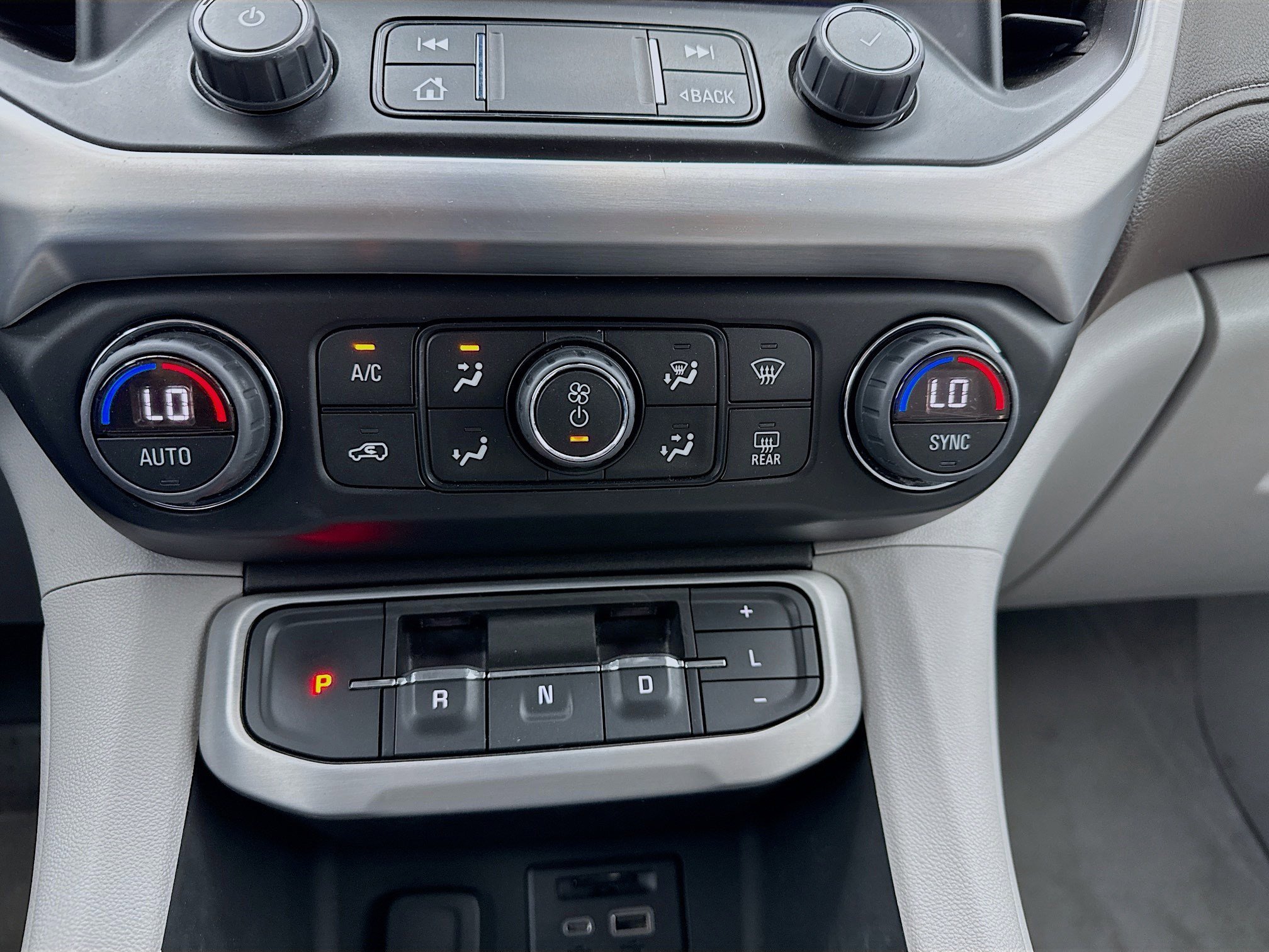 Used 2023 GMC Acadia SLT image 12