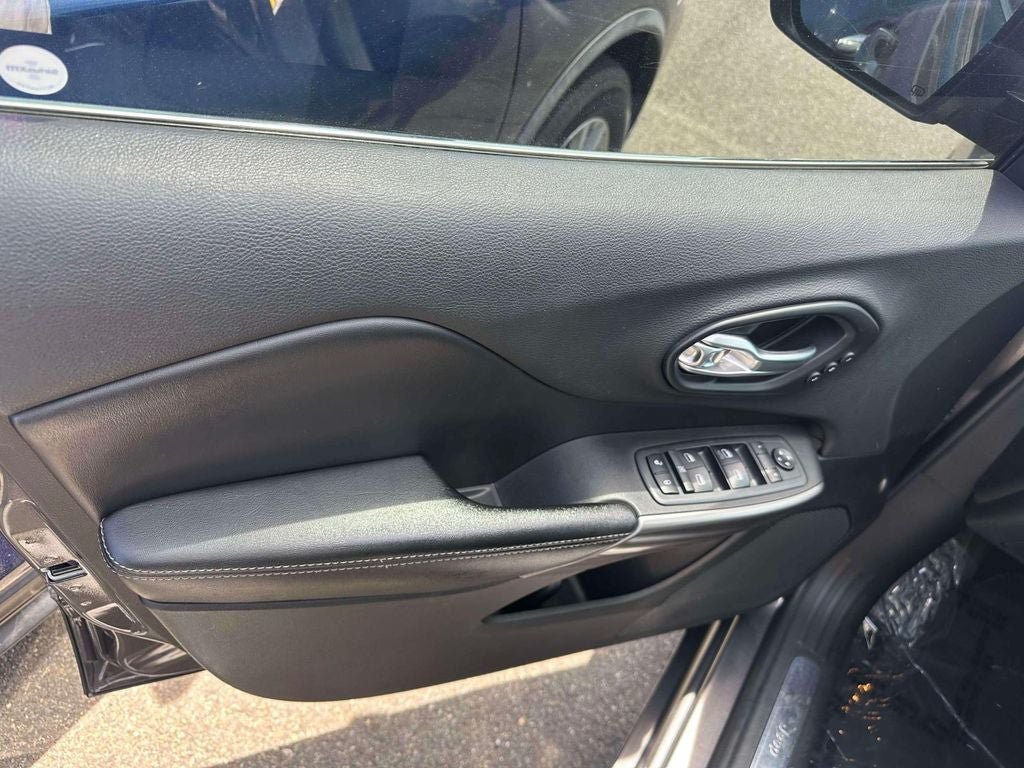 Used 2019 Jeep Cherokee Limited AWD/4WD image 16