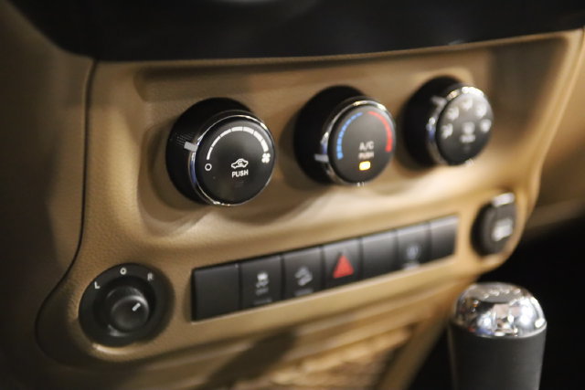 Used 2015 Jeep Wrangler Unlimited Sahara w/ Connectivity Group AWD/4WD image 14