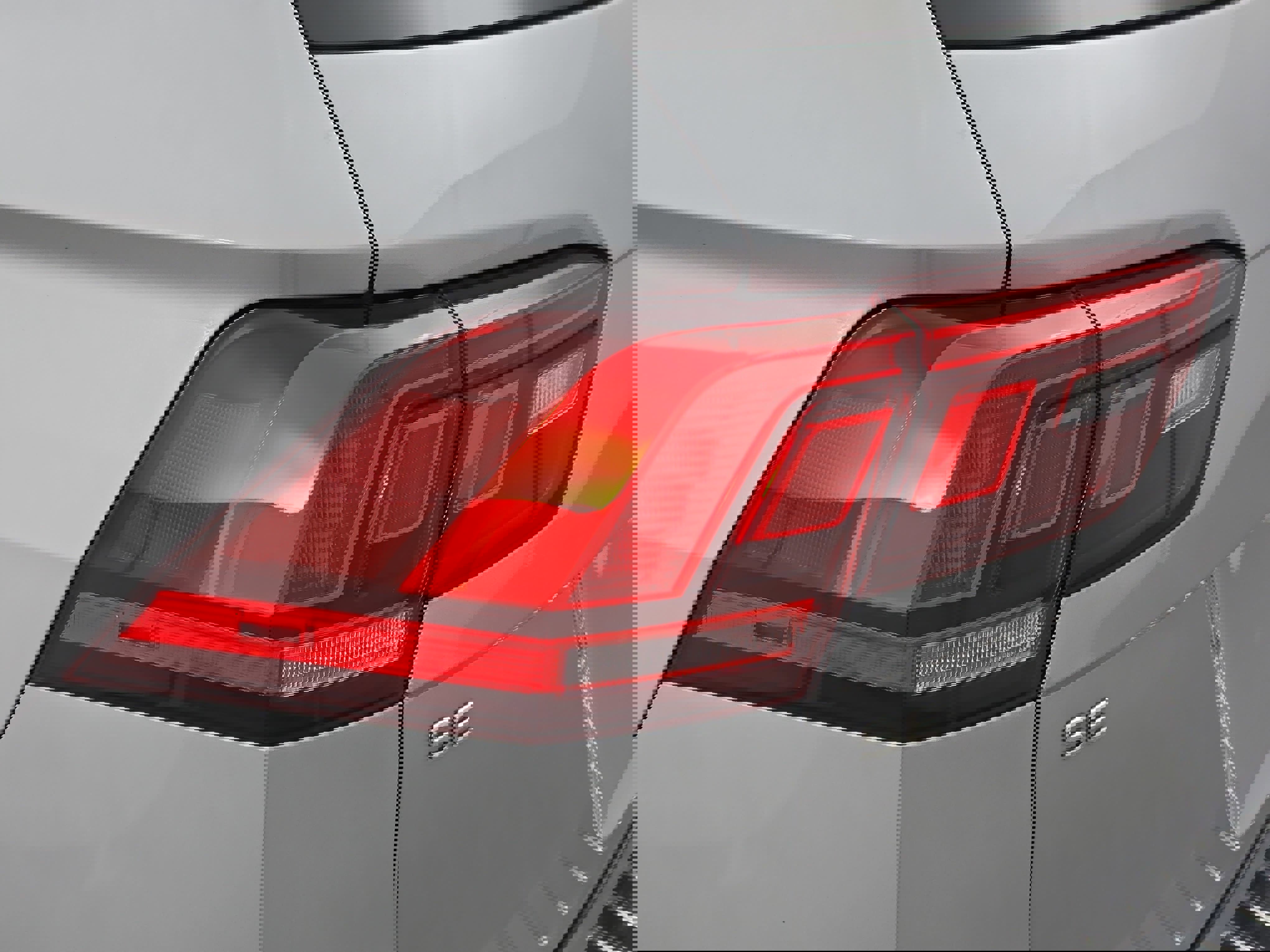 Certified 2023 Volkswagen Tiguan SE R-Line image 34