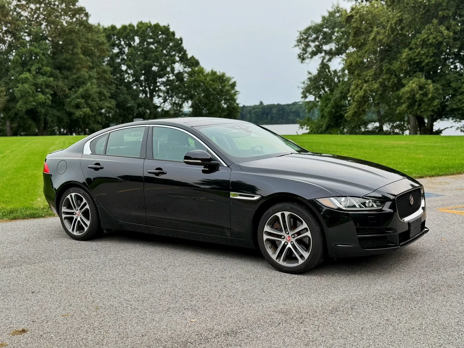 Used 2017 Jaguar XE Premium AWD/4WD image 3