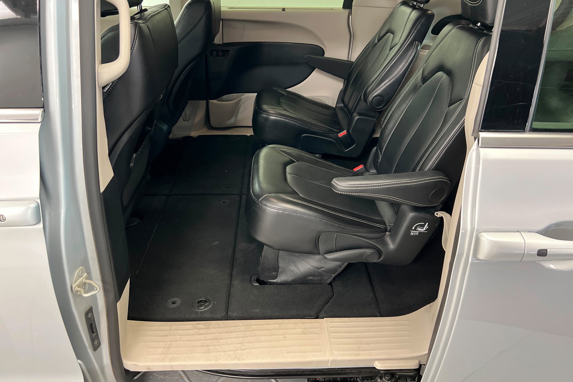 Used 2024 Chrysler Pacifica Touring-L FWD image 20