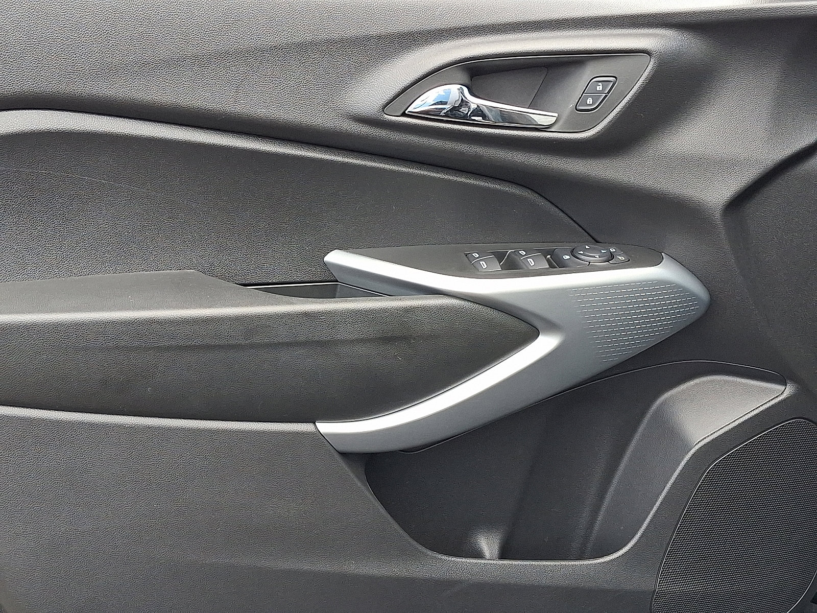 Used 2025 Chevrolet Trax LS image 13